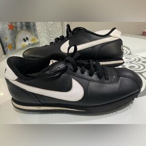 Nike RETRO Cortez ‘07 Sz 6.5 Y Black & White Classic Sneakers NICE